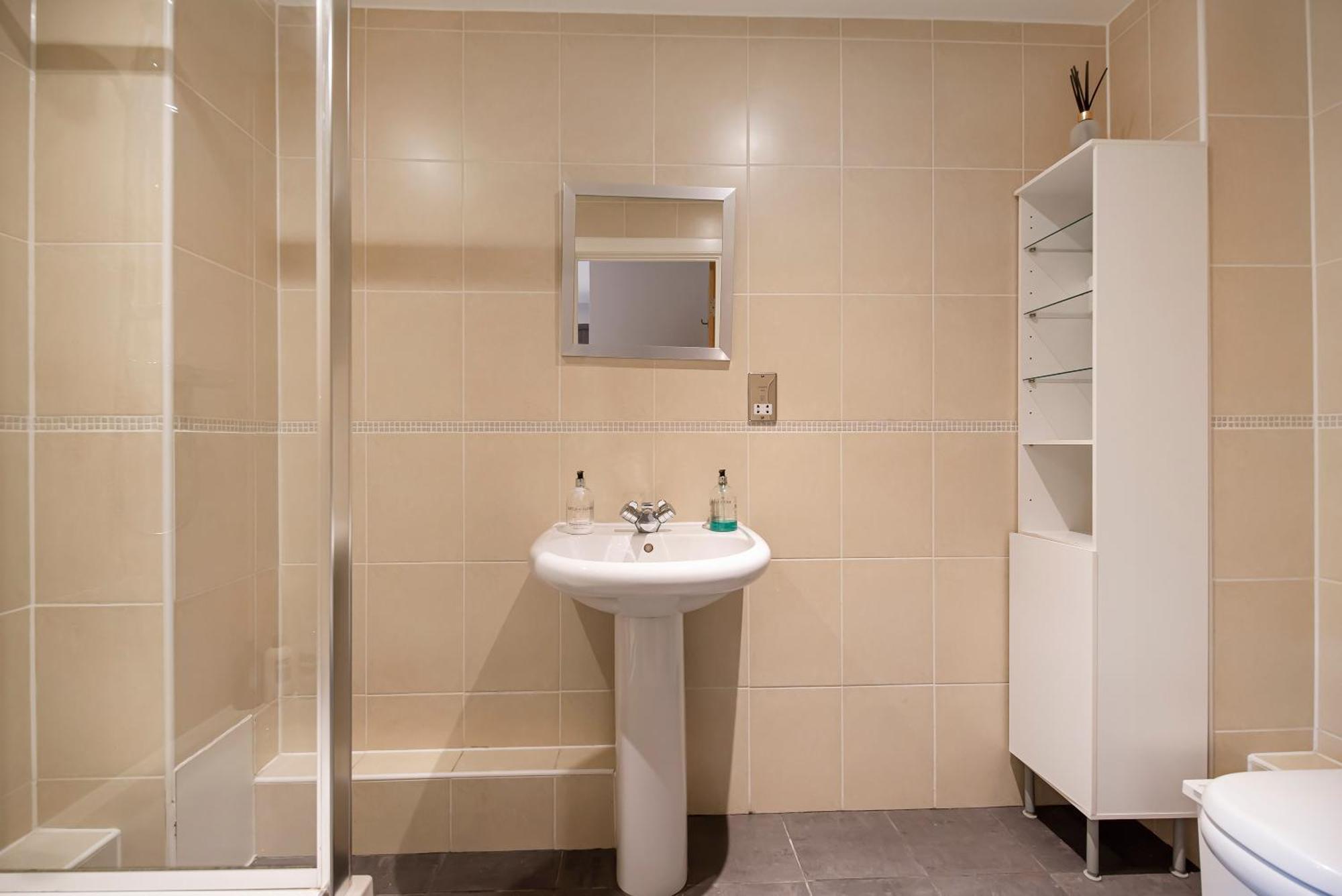 Modern 2 Bedroom 2 Bath With River View Лондон